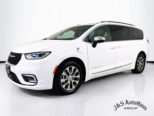 Bright White Clearcoat 2025 Chrysler Pacifica Hybrid Pinnacle