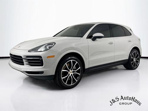 Chalk 2023 Porsche Cayenne Platinum Edition