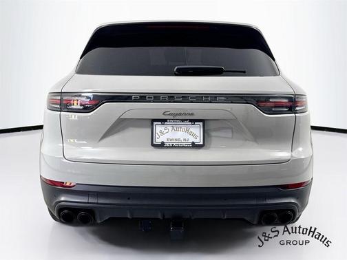 Chalk 2023 Porsche Cayenne Platinum Edition