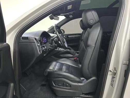 Chalk 2023 Porsche Cayenne Platinum Edition