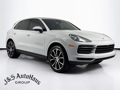Chalk 2023 Porsche Cayenne Platinum Edition