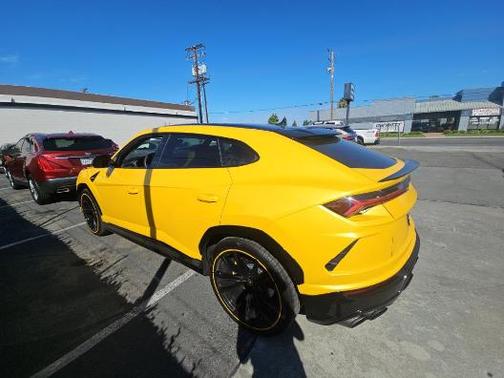 2021 Lamborghini Urus Pearl Capsule