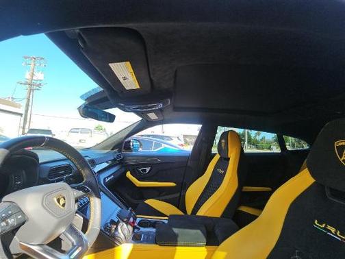 2021 Lamborghini Urus Pearl Capsule
