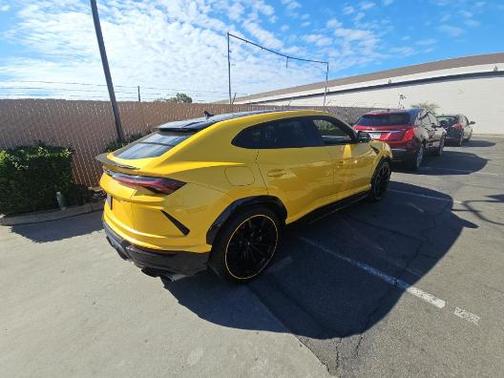 2021 Lamborghini Urus Pearl Capsule