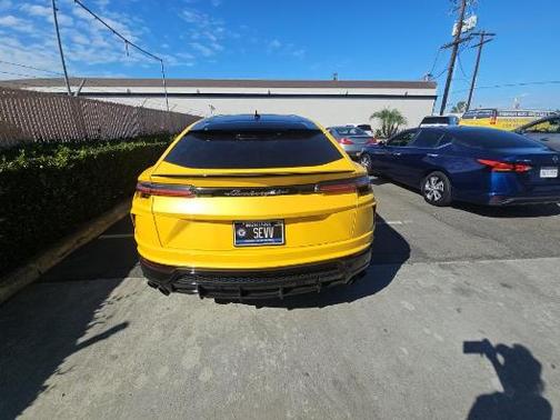 2021 Lamborghini Urus Pearl Capsule
