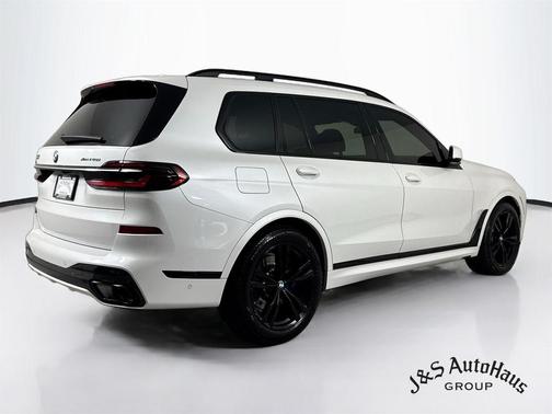 Mineral White Metallic 2023 BMW X7 xDrive40i