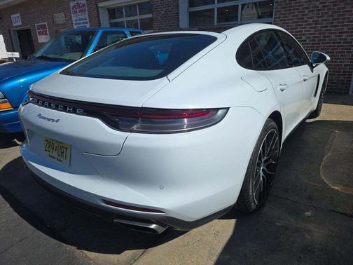 Carrara White Metallic 2021 Porsche Panamera 4