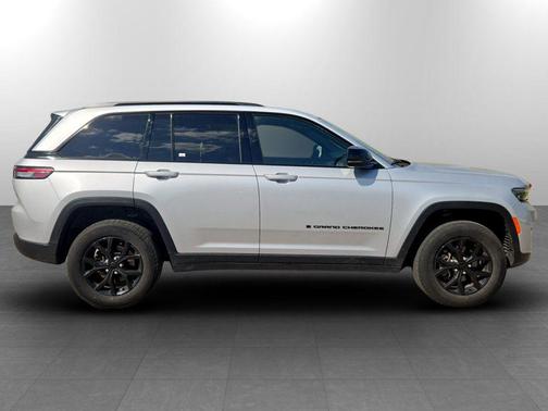 Silver Zynith 2025 Jeep Grand Cherokee Altitude