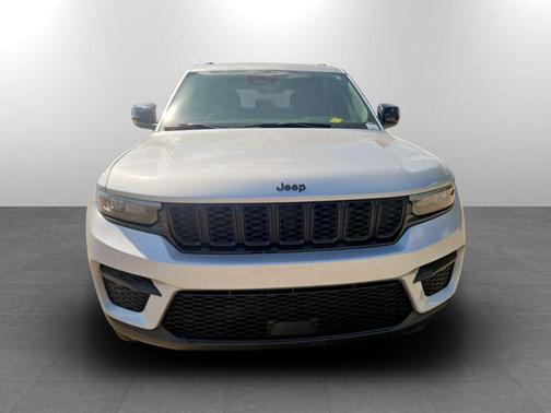 Silver Zynith 2025 Jeep Grand Cherokee Altitude