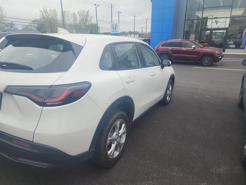 Platinum White Pearl 2024 Honda HR-V LX