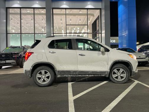 Summit White 2018 Chevrolet Trax LT