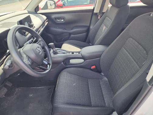 Platinum White Pearl 2024 Honda HR-V LX