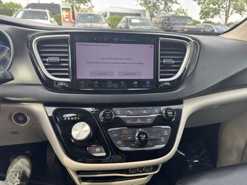 2023 Chrysler Pacifica Touring-L