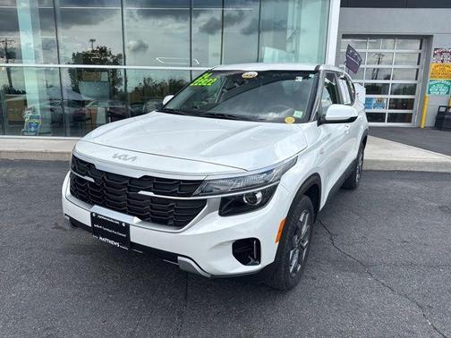 Snow White Pearl 2024 Kia Seltos LX