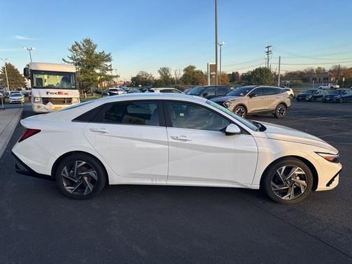 2025 Hyundai ELANTRA SEL Convenience