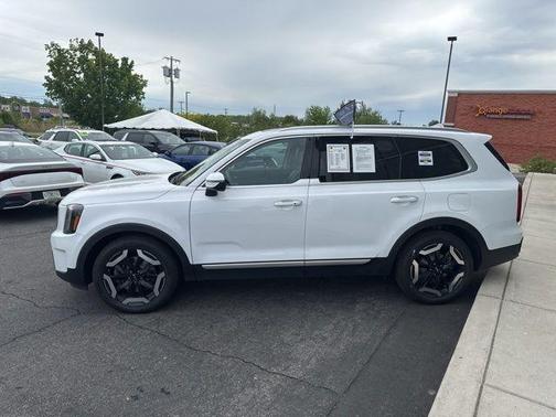 White Pearl 2023 Kia Telluride S