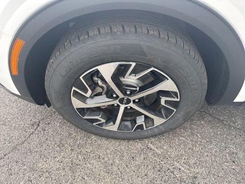 White Pearl 2023 Kia Sportage EX