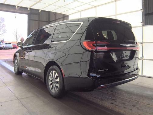 2025 Chrysler Pacifica Hybrid Select