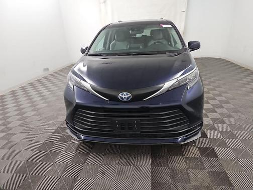 2024 Toyota Sienna LE