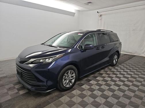 2024 Toyota Sienna LE