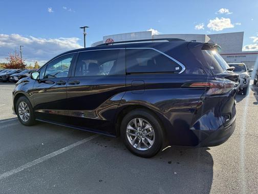 2024 Toyota Sienna LE