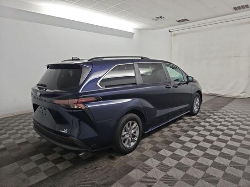 2024 Toyota Sienna LE