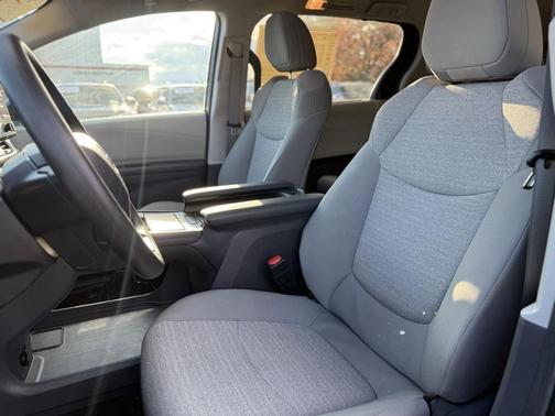 2024 Toyota Sienna LE