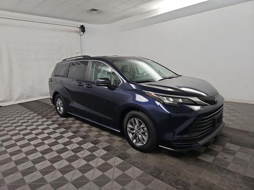 2024 Toyota Sienna LE