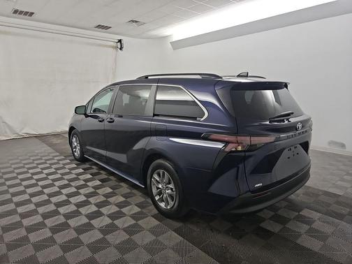 2024 Toyota Sienna LE