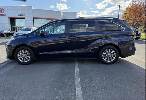 2024 Toyota Sienna LE