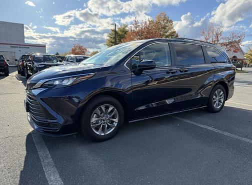 2024 Toyota Sienna LE