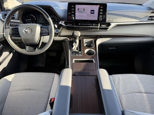 2024 Toyota Sienna LE