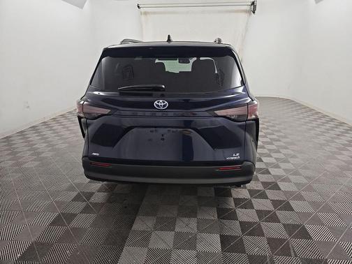 2024 Toyota Sienna LE