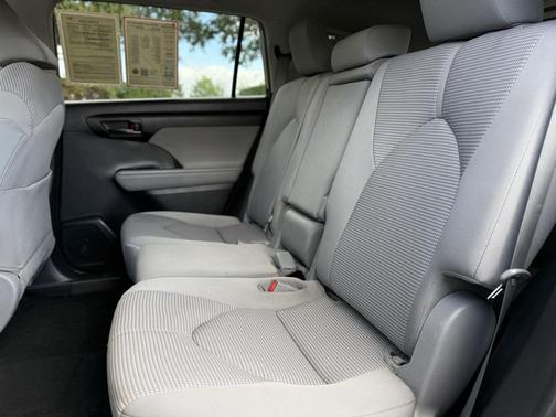 2022 Toyota Highlander LE