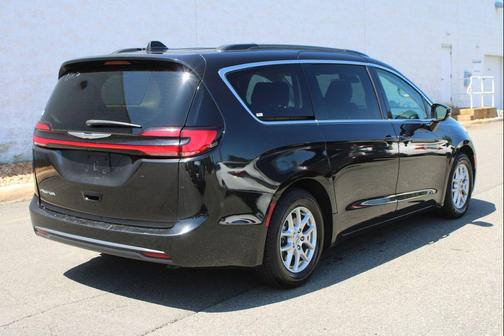 Brilliant Black Crystal Pearlcoat 2022 Chrysler Pacifica Touring L