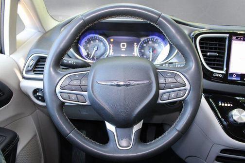 Brilliant Black Crystal Pearlcoat 2022 Chrysler Pacifica Touring L