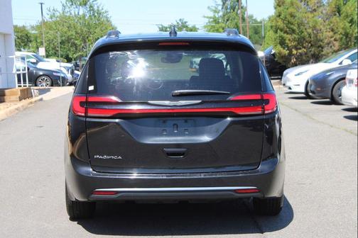 Brilliant Black Crystal Pearlcoat 2022 Chrysler Pacifica Touring L