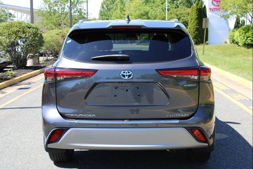 Magnetic Gray Metallic 2020 Toyota Highlander Hybrid Platinum
