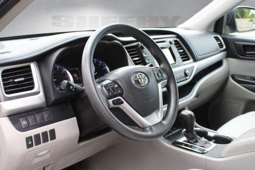 Midnight Black Metallic 2019 Toyota Highlander LE