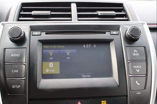 White 2017 Toyota Camry SE