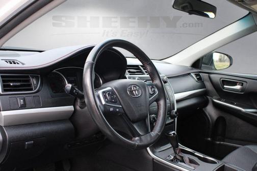 White 2017 Toyota Camry SE