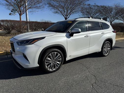 2022 Toyota Highlander Hybrid Platinum