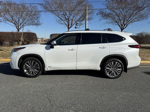 2022 Toyota Highlander Hybrid Platinum