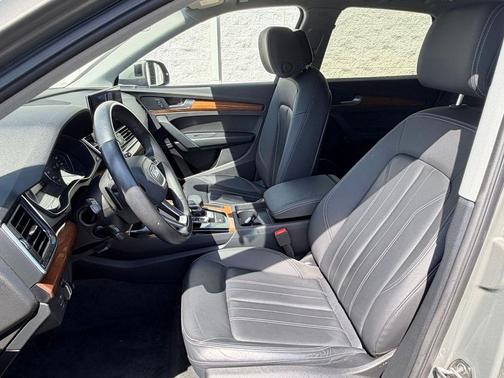 Satellite Silver Metallic 2023 Audi Q7 45 Premium Plus