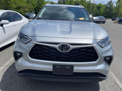 Celestial Silver Metallic 2024 Toyota Highlander XLE