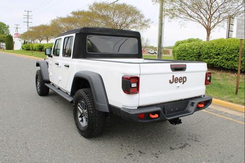Bright White Clearcoat 2024 Jeep Gladiator Mojave
