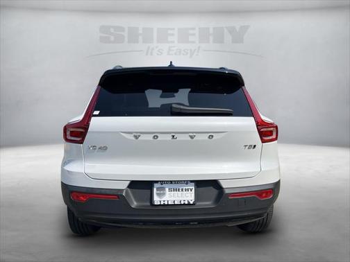 2022 Volvo XC40 T5 R-Design