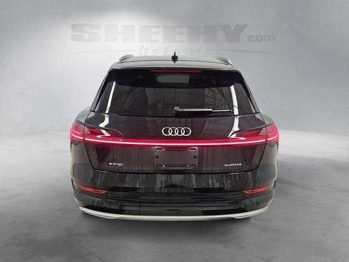 2022 Audi e-tron Premium Plus