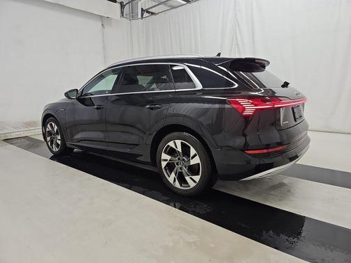 2022 Audi e-tron Premium Plus