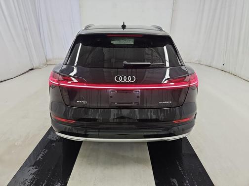 2022 Audi e-tron Premium Plus